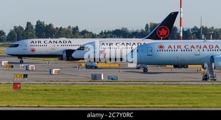 Richmond, British Columbia, Kanada. Juli 2020. Air Canada Boeing 787 Dreamliner jets auf dem Asphalt am Vancouver International Airport. Kredit: Bayne Stanley/ZUMA Wire/Alamy Live Nachrichten Stockfoto