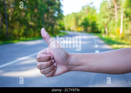 Nahaufnahme der männlichen Hand Anbringen Auto auf der Straße Stockfoto