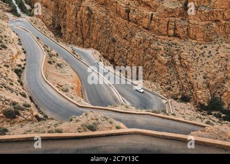 Kurve Serpentin gewundene Straße in Dades Gorge Mountain Canyon. Berühmte marokkanische Touristenattraktion, R704 Weg. Luftaufnahme. Stockfoto