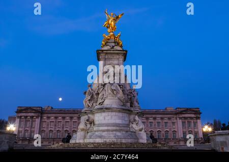 England, London, Westminster, Buckingham Palace bei Nacht Stockfoto