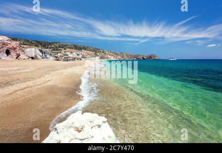 Schöne natürliche Farben von Firiplaka Strand, Milos, Griechenland. Tourismus-Destination in Mittelmeer Stockfoto