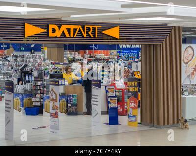 Tschechische republik, Prag, Hostivar, 23. November 2017: Blick auf den Eingang zum Datart Elektronik-Geschäft, Menschen tun weihnachtseinkäufe am schwarzen freitag in Stockfoto