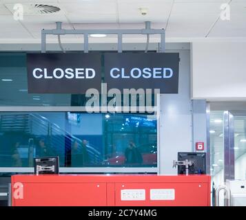 Tschechische republik, Prag, 19. Dezember 2018: Detail des leeren Check-in-Schalters bei der Abreise. Sign Closed on Screen. Geschlossenes Flughafentor. Stockfoto