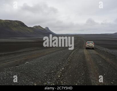 Südisland, Naturschutzgebiet Fjallabak, 4. Juli 2018: Geländewagen Toyota Landcruiser fährt auf schmutziger Bergstraße durch schwarze Lavasandwüste Stockfoto