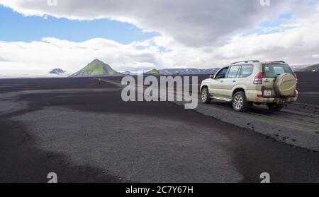 Südisland, Naturschutzgebiet Fjallabak, 7. Juli 2018: Geländewagen Toyota Landcruiser fährt auf unbefestigte Bergstraße F210 durch schwarzen Lavasand Stockfoto