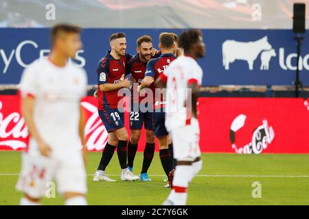 Pamplona, Spanien. Juli 2020. Adrian Lopez (Osasuna) Fußball: Adrian Lopez mit Osasuna Spieler feiern nach seinem Tor beim spanischen 'La Liga Santander' Spiel zwischen CA Osasuna 2-2 RCD Mallorca im Estadio El Sadar in Pamplona, Spanien . Quelle: Mutsu Kawamori/AFLO/Alamy Live News Stockfoto