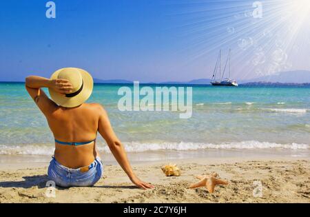 Schöne junge Frau am Strand mit Sonnenschein Stockfoto