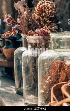 Nahaufnahme eines Bouquets von getrockneten Blumen in Vintage Glasvase Stockfoto