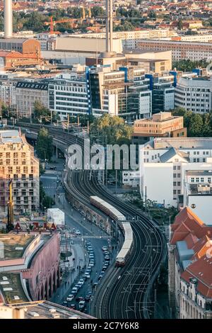 Berliner Stadtbild mit Berliner Bahnhof und Bahn Stockfoto