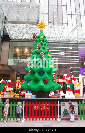 Der LEGO Weihnachtsbaum vor Westfield Sydney an der Ecke Pitt Street und Market Street ist der größte in der südlichen Hemisphäre. Stockfoto