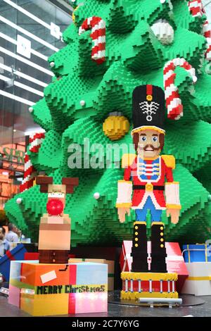 Der LEGO Weihnachtsbaum vor Westfield Sydney an der Ecke Pitt Street und Market Street ist der größte in der südlichen Hemisphäre. Stockfoto