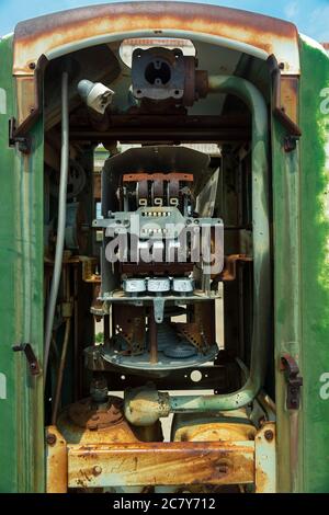 Das Innere einer kaputten antiken Gaspumpe Stockfoto