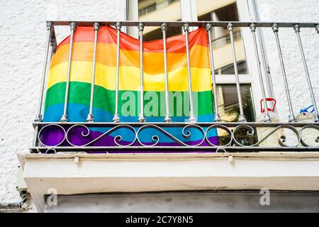 Low-Angle-Aufnahme der Pride-Flagge auf dem Balkon Stockfoto