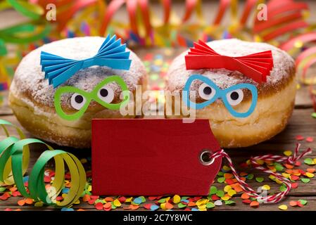 Karneval Donuts mit lustigen Gesichtern und Copyspace Stockfoto