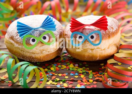 Karneval Donuts mit lustigen Gesichtern Stockfoto