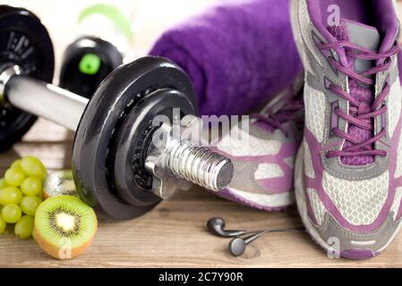 Fitnessgeräte und gesunde Ernährung Stockfoto