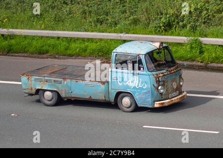 1975 70s Blue Rusty Modified VW Volkswagen T1 Flat bed Truck Old als Speed Shop; rostige Oldtimer, geschätzter Veteran, seltene restaurierte Oldtimer, Sammlermotoren, Vintage-Erbe, alte erhaltene, ungewöhnliche Sammlerstücke deutscher Autos auf Großbritanniens Straßen, Van-Umbauten. Stockfoto