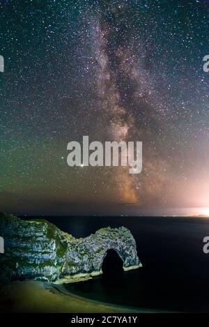 Durdle Door, West Lulworth, Dorset, Großbritannien. Juli 2020. Wetter in Großbritannien. Das galaktische Zentrum der Milchstraße leuchtet hell am klaren Nachthimmel über Durdle Door bei West Lulworth an der Jurassic Coast of Dorset. Bildquelle: Graham Hunt/Alamy Live News Stockfoto