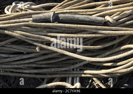 Einige chaotische Ausrüstung, Seile, Netze und Schwimmer für den Fischfang angeordnet Stockfoto