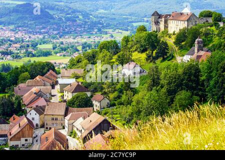 Mittelalterliches Schloss von Belvoir im Département Doubs der Region Bourgogne-Franche-Comte in Frankreich. Mit Blick auf Belvoir Dorf und das Tal Stockfoto