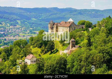 Mittelalterliches Schloss von Belvoir im Département Doubs der Region Bourgogne-Franche-Comte in Frankreich. Mit Blick auf Belvoir Dorf und das Tal Stockfoto