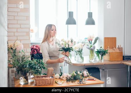 Kleine Unternehmen. Männliche florist unfocused im Blumengeschäft. Floral Design Studio, Dekorationen und Arrangements. Blumen Lieferung, die Ordnung Stockfoto