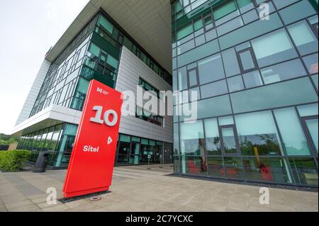 Motherwell, Schottland, Großbritannien. 20. Juli 2020 im Bild: Gesundheitsbeamte untersuchen eine Gruppe von Covid-19 Fällen in einem Call Center in Schottland, das Kontaktsuche für den NHS durchführt. DIE US-Firma Sitel bestätigte am Sonntag, dass ihr Call Center in Motherwell, North Lanarkshire, einen „lokalen Ausbruch“ von Infektionen erlitten hat. Quelle: Colin Fisher/Alamy Live News. Stockfoto