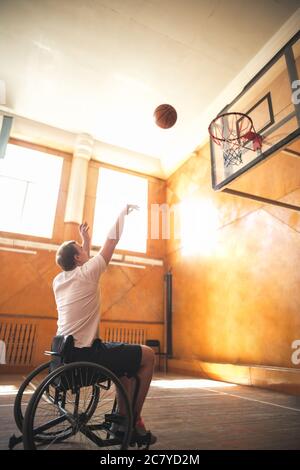 Rollstuhl Basketball Spieler mit Ball auf seinen Schoß. Stockfoto