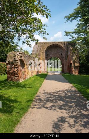 Das spanische Tor von 1536 in Zutphen, war eine Erweiterung des alten Diezerpoort, jetzt die Ruinen in der Stadt bleiben Stockfoto