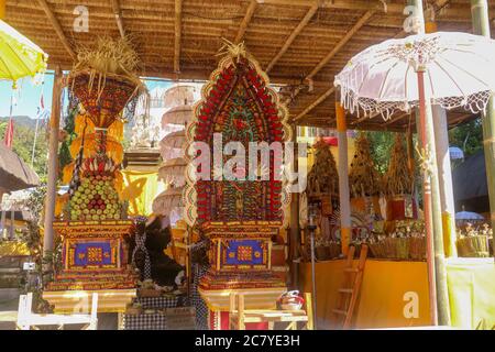 Hindu-Opfergaben, die für Zeremonien im Batukaru-Tempel auf Bali in Indonesien vorbereitet wurden. Traditionelle Opfergaben an Götter mit Blumen und aromatischen Stäbchen Stockfoto