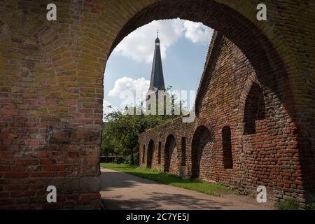 Das spanische Tor von 1536 in Zutphen, war eine Erweiterung des alten Diezerpoort, jetzt die Ruinen in der Stadt bleiben Stockfoto