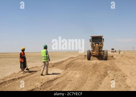 Maimana. Juli 2020. Das Foto vom 14. Juli 2020 zeigt die Szene eines Eisenbahnprojekts im Khan-e-Charbagh Bezirk der Provinz Faryab, Afghanistan. ZU "Feature: Vergleichender Frieden könnte eine große Erleichterung im afghanischen Distrikt sein" Credit: Mohammad Jan Aria/Xinhua/Alamy Live News Stockfoto