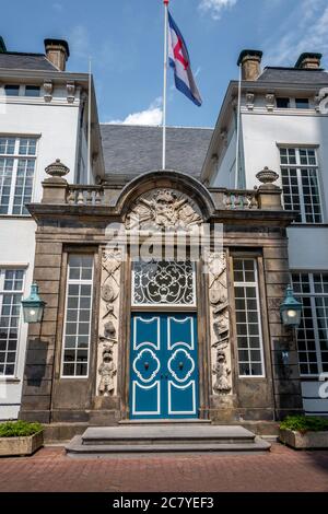 Die Front und die Eingangstür des alten Rathauses in Zutphen einer stadt in hanze in der niederländischen Provinz Gelderland Stockfoto