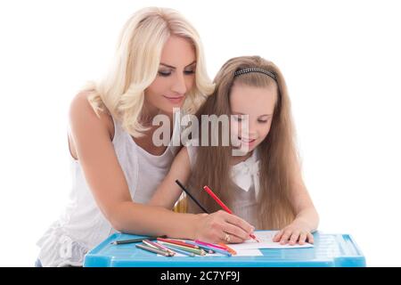 Kleines Mädchen und Mutter zeichnen zusammen mit Farbstiften isoliert auf weißem Hintergrund Stockfoto