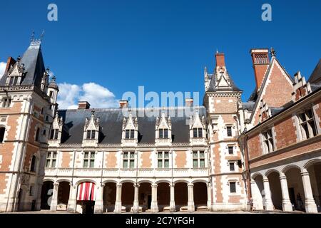 BLOIS, FRANKREICH - 15. JULI 2018: Schöner Innenhof des königlichen Schlosses von Blois. Stockfoto