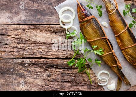 Geräucherter Hering auf einem Holzhintergrund mit Platz für Text Stockfoto