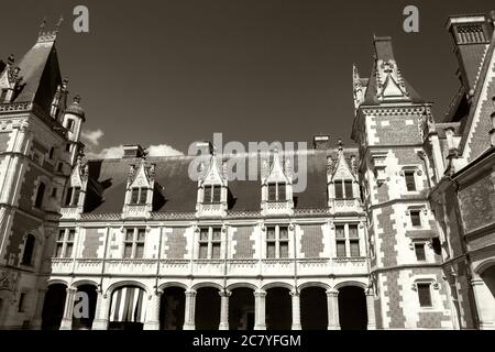 BLOIS, FRANKREICH - 15. JULI 2018: Schöner Innenhof des königlichen Schlosses von Blois. Stockfoto