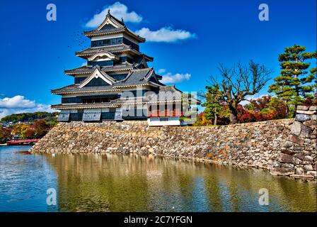 Matsumoto Castle, eines der wichtigsten historischen Schlösser Japans, genannt Crow Castle für seine schwarze Farbe, Matsumoto, Nagano, Japan Stockfoto