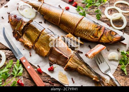 Geräucherter Hering mit Kräutern und Gewürzen Stockfoto