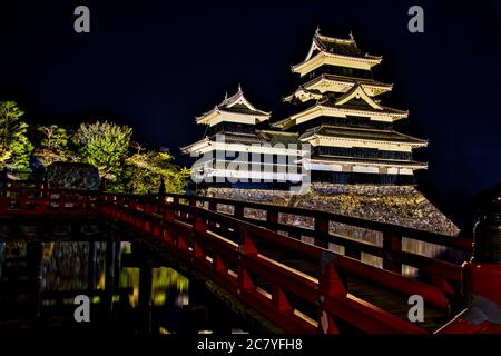 Nachtfoto von Matsumoto Castle, einem der wichtigsten historischen Burgen Japans, genannt Crow Castle für seine schwarze Farbe, Matsumoto, Nagano, Japan Stockfoto