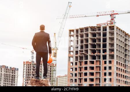 Männliche Auftragnehmer oder Bauingenieur in das Bauvorhaben über die Fortschritte auf der Suche Stockfoto