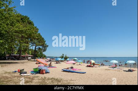 Kleiner Strand am See Cazaux Sanguinet, dem drittgrößten Süßwassersee Frankreichs in der Nähe von Arcachon Stockfoto