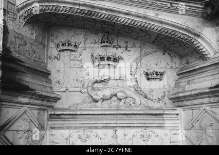 BLOIS, FRANKREICH - 15. JULI 2018: Königliches Schloss von Blois. Architektonische Details des Äußeren. Feuer atmender Salamander mit Kronen Stockfoto