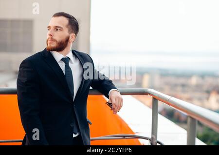 Architekt steht vor Ort mit gefalteten Armen Stockfoto