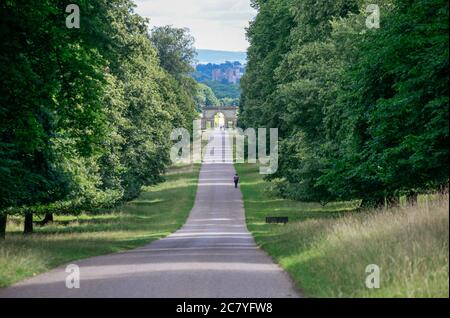Die Einfahrt zur Fontänen Abbey und Studley Royal mit Blick hinter dem Torhaus zur Kathedrale von Ripon Stockfoto