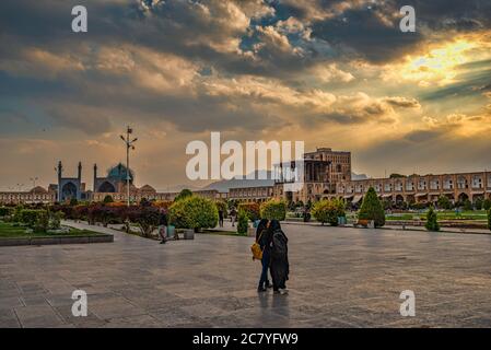 Sonnenuntergang am Naqsh-e Jahan Platz mit Ali Qapu Palast und Imam Moschee, Isfahan, Iran Stockfoto