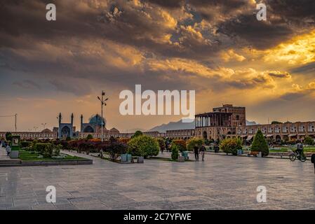 Sonnenuntergang am Naqsh-e Jahan Platz mit Ali Qapu Palast und Imam Moschee, Isfahan, Iran Stockfoto