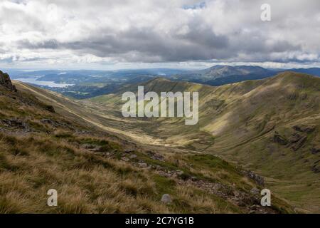 Sommeransicht des Rydal Beck Tals von Fairfield mit Great Rigg, Heron Hecht und Windermere sichtbar Stockfoto