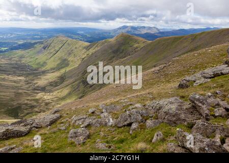 Sommeransicht des Rydal Beck Tals von Fairfield mit Great Rigg, Heron Hecht und Windermere sichtbar Stockfoto