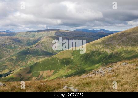 Blick auf die nördlichen Seenlandschaft Fells von Stone Arthur, einem prominenten Felsen und Aussichtspunkt über Grasmere Stockfoto